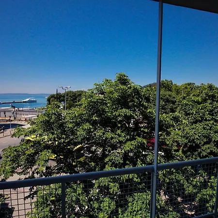 Luxury Living アパート