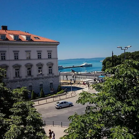 Luxury Living * Split